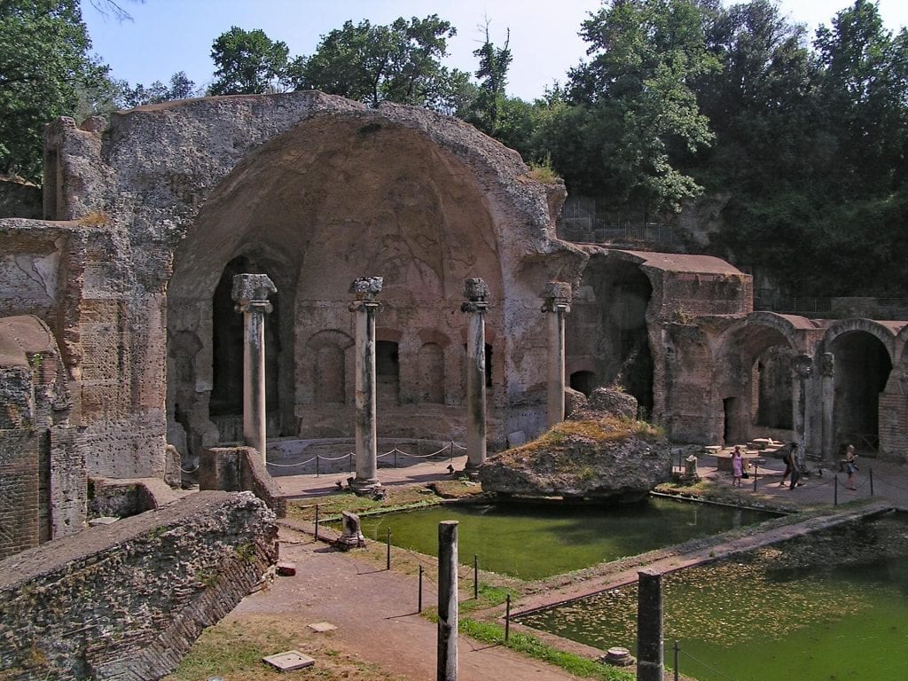 villa adriana columns